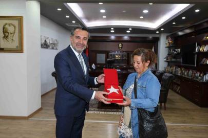 Halk otobüsündeki bayrağı silen kadına Başkan Şerifoğulları’ndan anlamlı hediye