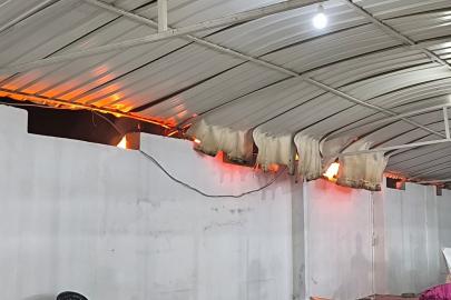 Düğünde çıkan yangına aldırış etmeden halaya devam ettiler
