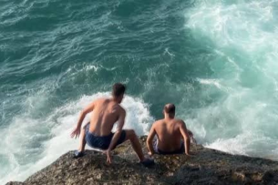 Karaburun’da "Lan boğuluyorum" diye yardım istedi, son anda kurtarıldı