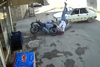 Korkunç kaza anı: Motosiklet sürücüsü metrelerce havaya fırladı