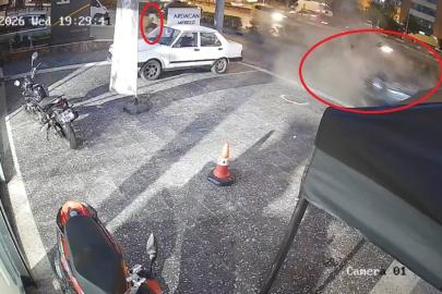 Antalya'da feci kaza: Motoru fırladı, yaya 5 saniyeyle kurtuldu